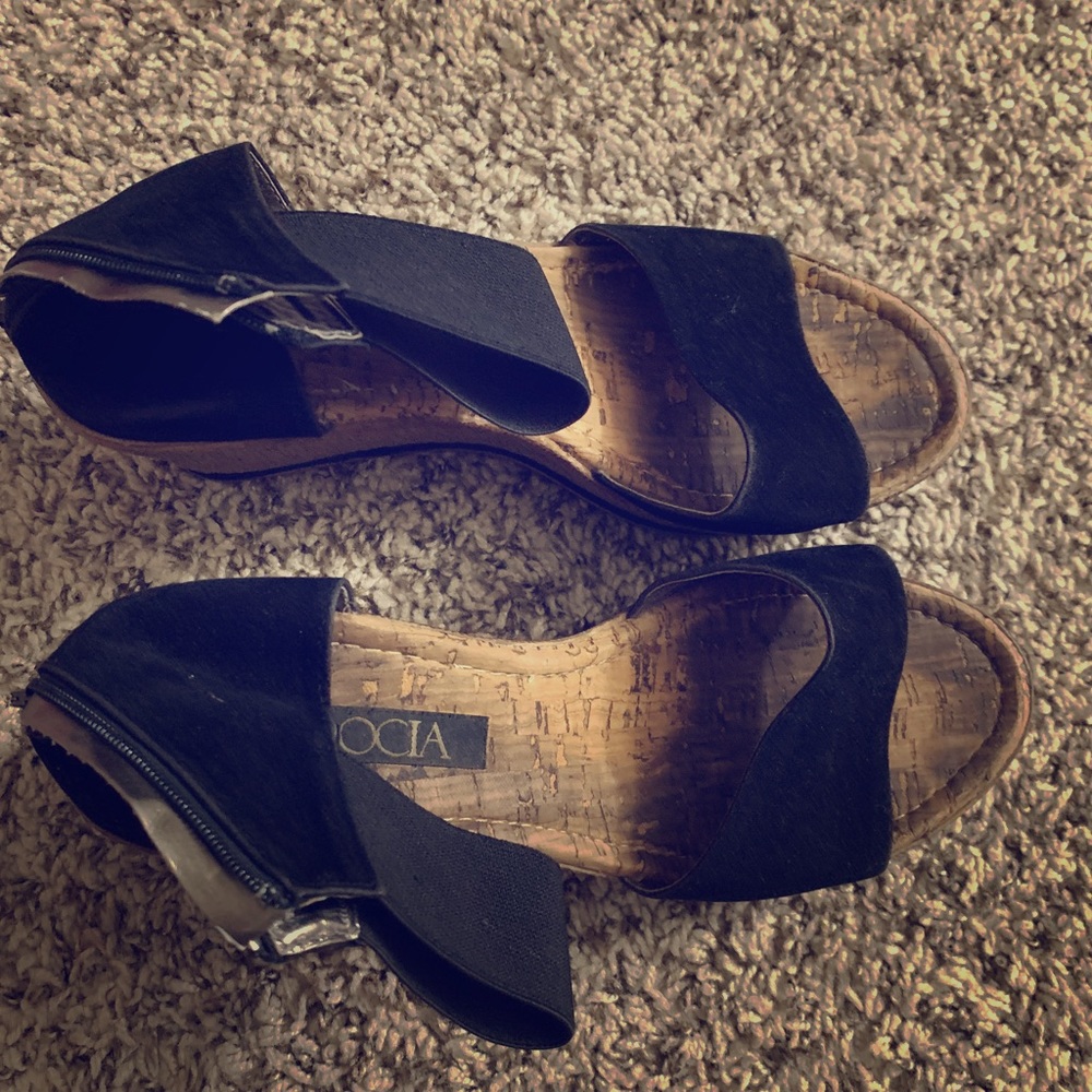 Black wedges
